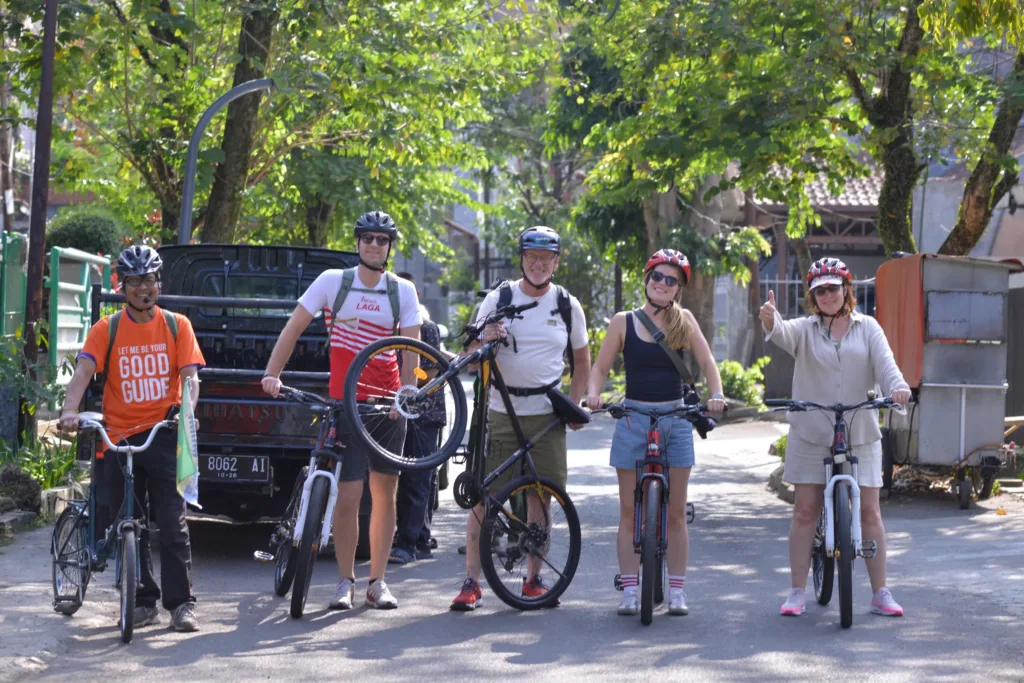 Bandung Good Guide walking tour: bar 4104