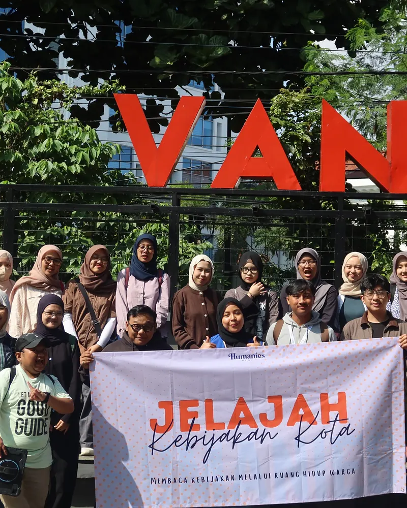 Bandung Good Guide walking tour di taman kota Bandung